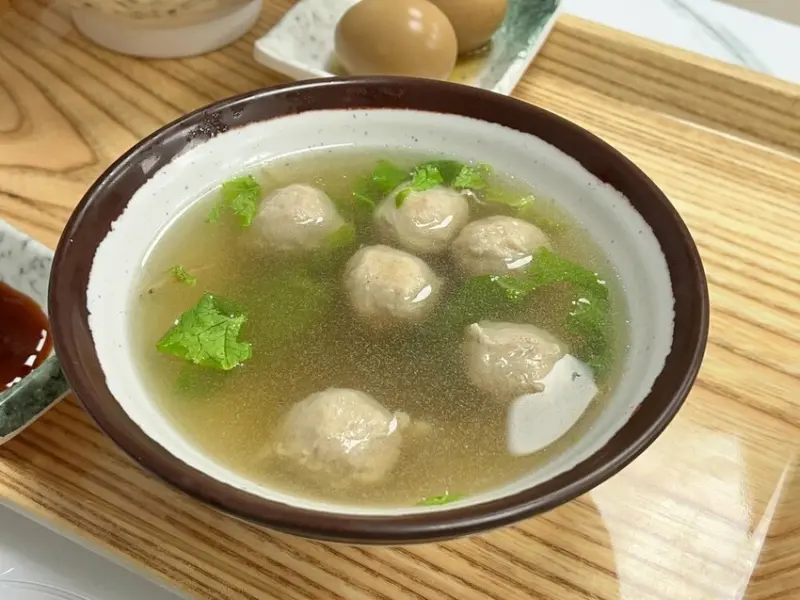 ＊（板橋美食）村村食堂～台北就能喝現沖牛肉湯！乾拌金門麵線、