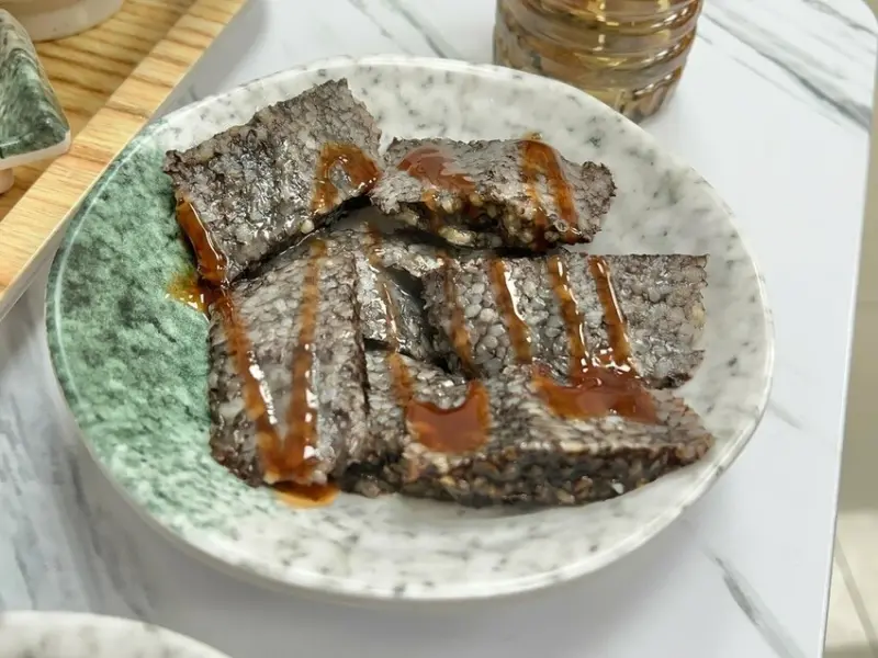 ＊（板橋美食）村村食堂～台北就能喝現沖牛肉湯！乾拌金門麵線、