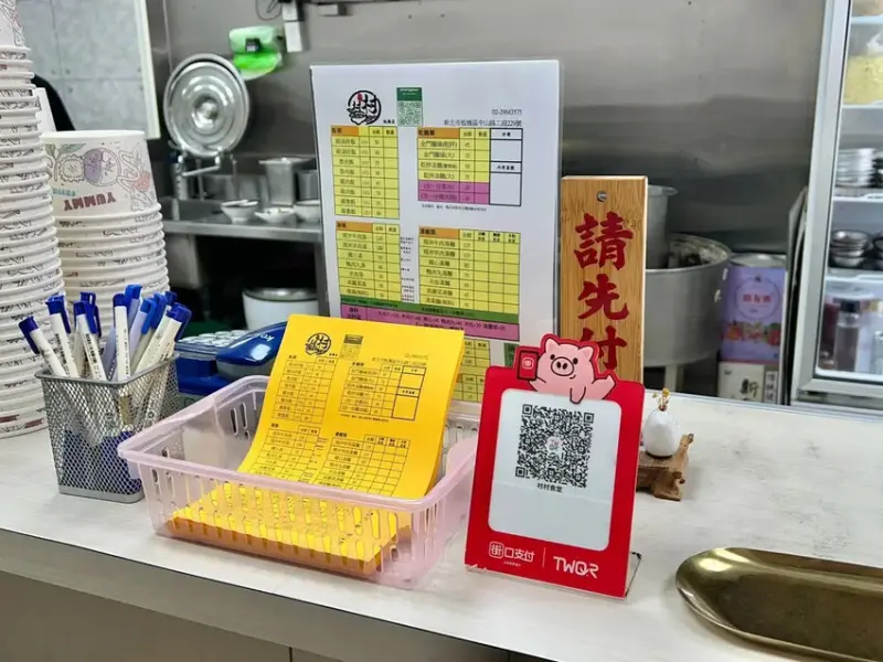 ＊（板橋美食）村村食堂～台北就能喝現沖牛肉湯！乾拌金門麵線、