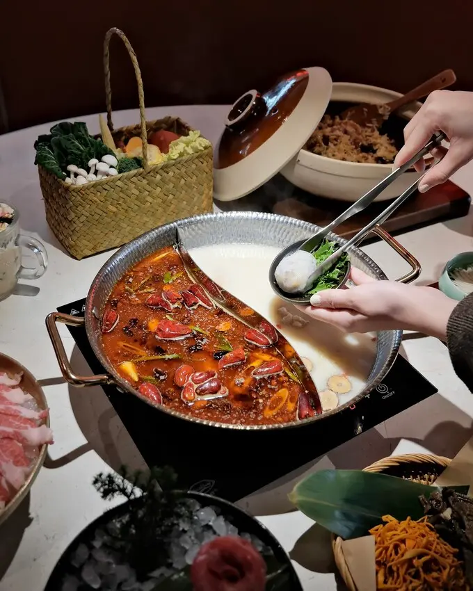 【台北火鍋推薦】撈王松江南京店～鴛鴦鍋湯頭有勁，口感濃郁香醇