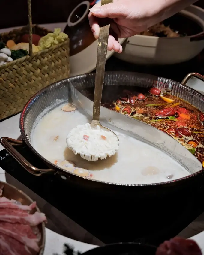 【台北火鍋推薦】撈王松江南京店～鴛鴦鍋湯頭有勁，口感濃郁香醇