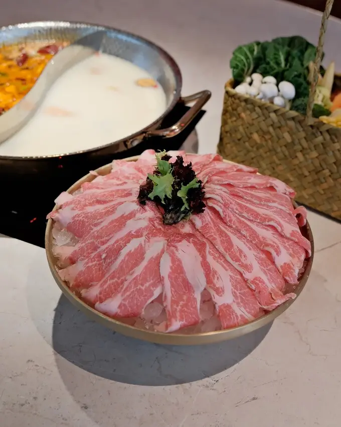 【台北火鍋推薦】撈王松江南京店～鴛鴦鍋湯頭有勁，口感濃郁香醇