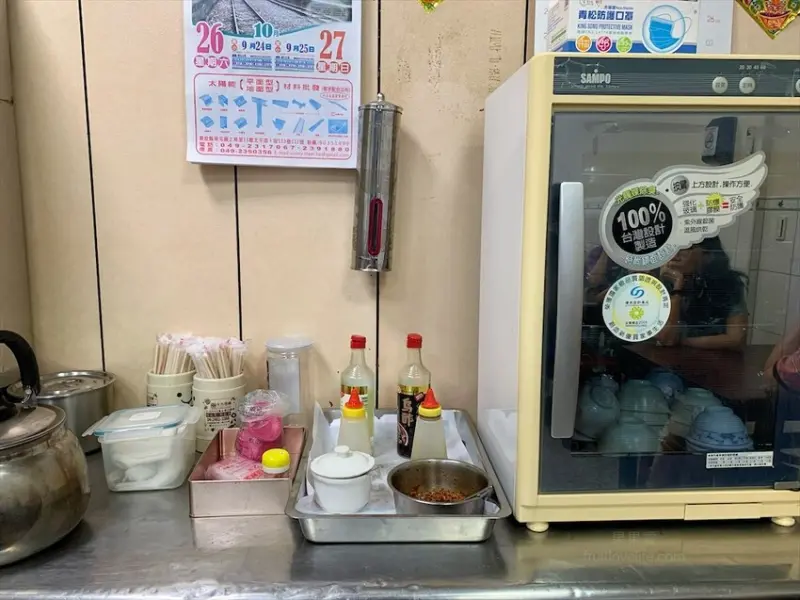 三鼎排骨酥麵⟩台中大里美食，住宅區裡的中式熱炒小吃店，除了炒飯炒麵，還有許多道家常菜可選擇 @果果愛Fruitlove