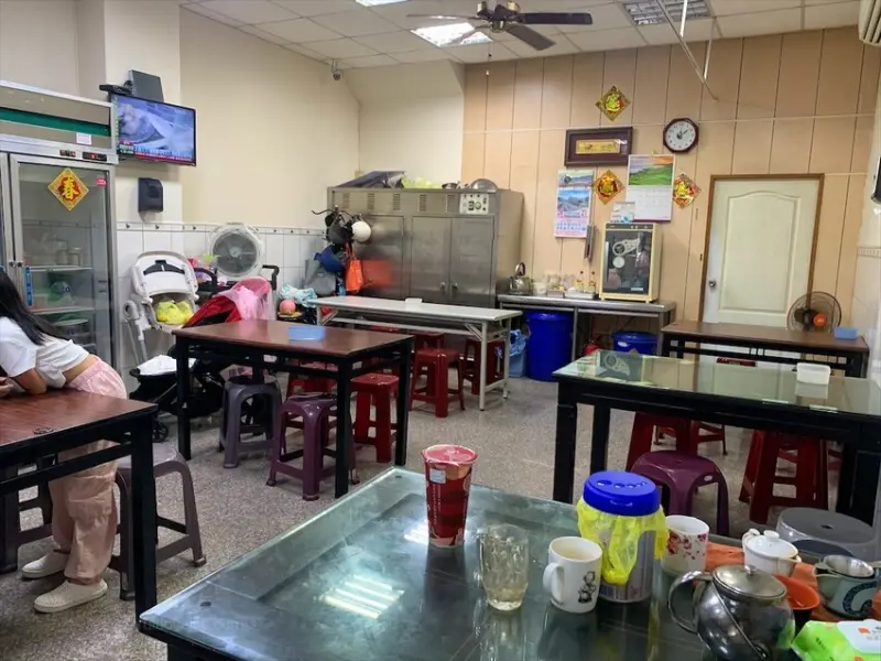 三鼎排骨酥麵⟩台中大里美食，住宅區裡的中式熱炒小吃店，除了炒飯炒麵，還有許多道家常菜可選擇 @果果愛Fruitlove