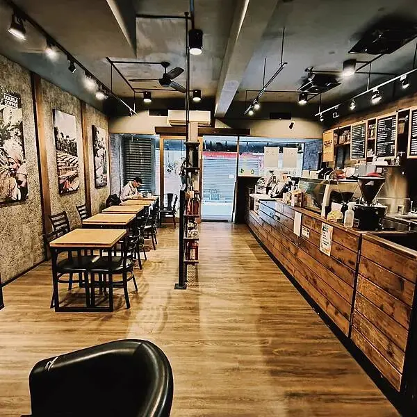 桃園藝文特區路易莎咖啡~巷弄里的