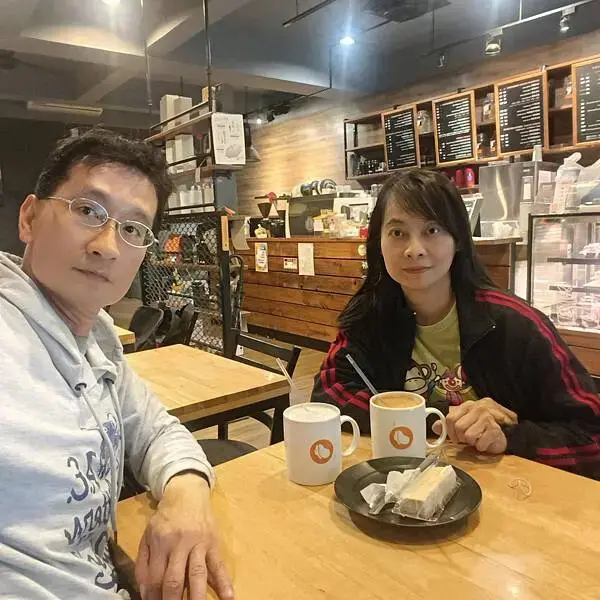 桃園藝文特區路易莎咖啡~巷弄里的