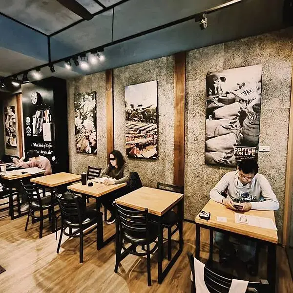 桃園藝文特區路易莎咖啡~巷弄里的