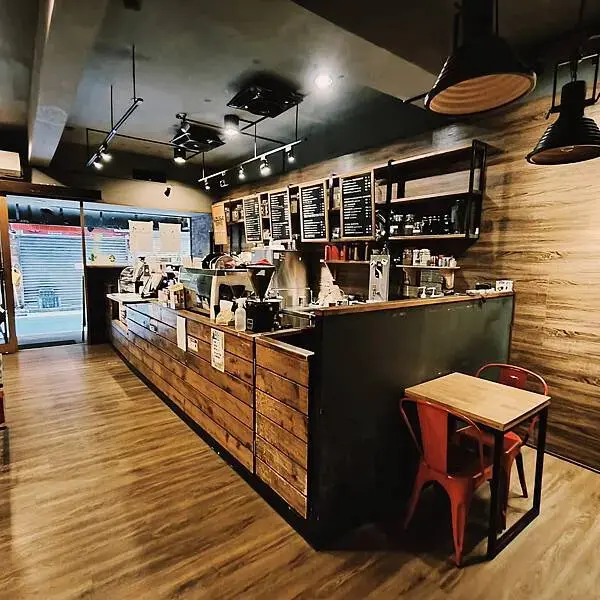 桃園藝文特區路易莎咖啡~巷弄里的