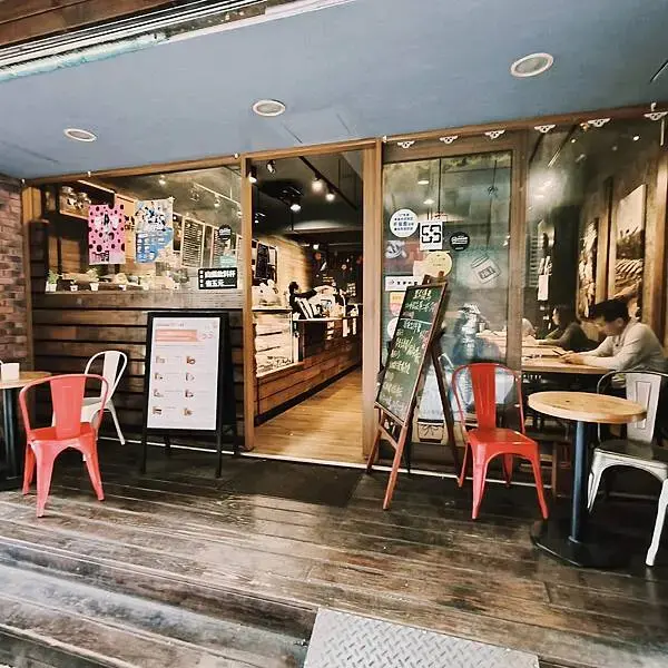 桃園藝文特區路易莎咖啡~巷弄里的