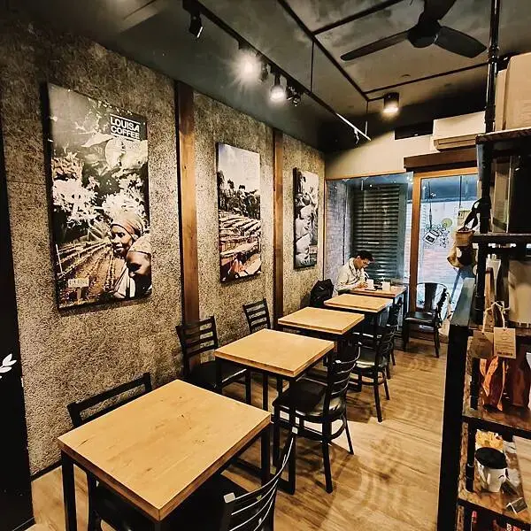 桃園藝文特區路易莎咖啡~巷弄里的