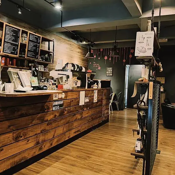 桃園藝文特區路易莎咖啡~巷弄里的