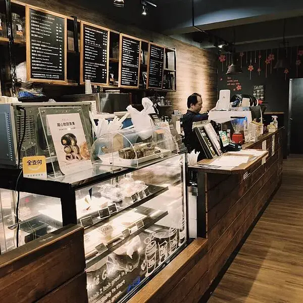 桃園藝文特區路易莎咖啡~巷弄里的