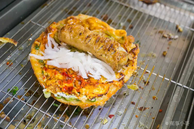 宜蘭羅東交流道美食小吃-林場三星蔥炸蛋蔥油餅還可以包香腸包雞腿捲？單面煎炸獨特手法讓蔥油餅外酥內Q口感100分！羅東五結美食大推薦 @圍事小哥的幸福相框