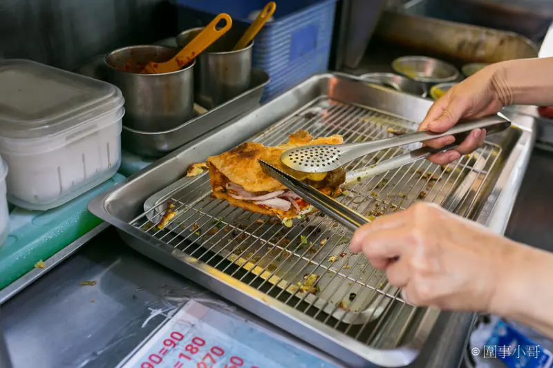 宜蘭羅東交流道美食小吃-林場三星蔥炸蛋蔥油餅還可以包香腸包雞腿捲？單面煎炸獨特手法讓蔥油餅外酥內Q口感100分！羅東五結美食大推薦 @圍事小哥的幸福相框