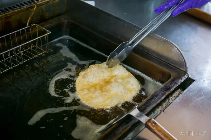 宜蘭羅東交流道美食小吃-林場三星蔥炸蛋蔥油餅還可以包香腸包雞腿捲？單面煎炸獨特手法讓蔥油餅外酥內Q口感100分！羅東五結美食大推薦 @圍事小哥的幸福相框