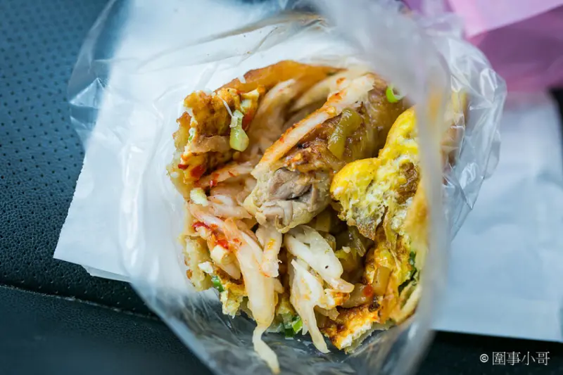 宜蘭羅東交流道美食小吃-林場三星蔥炸蛋蔥油餅還可以包香腸包雞腿捲？單面煎炸獨特手法讓蔥油餅外酥內Q口感100分！羅東五結美食大推薦 @圍事小哥的幸福相框