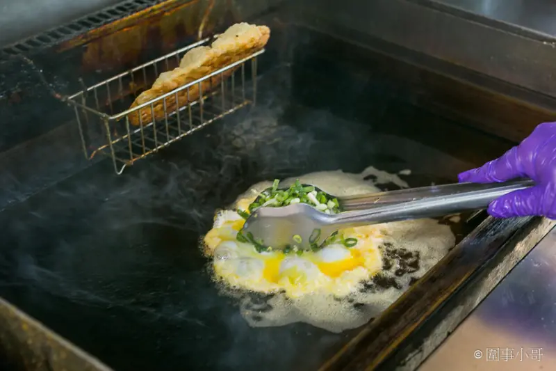 宜蘭羅東交流道美食小吃-林場三星蔥炸蛋蔥油餅還可以包香腸包雞腿捲？單面煎炸獨特手法讓蔥油餅外酥內Q口感100分！羅東五結美食大推薦 @圍事小哥的幸福相框