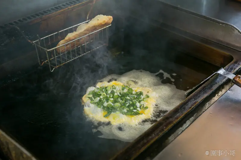 宜蘭羅東交流道美食小吃-林場三星蔥炸蛋蔥油餅還可以包香腸包雞腿捲？單面煎炸獨特手法讓蔥油餅外酥內Q口感100分！羅東五結美食大推薦 @圍事小哥的幸福相框