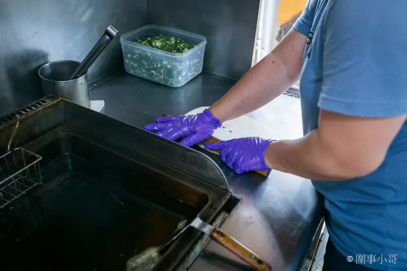 宜蘭羅東交流道美食小吃-林場三星蔥炸蛋蔥油餅還可以包香腸包雞腿捲？單面煎炸獨特手法讓蔥油餅外酥內Q口感100分！羅東五結美食大推薦 @圍事小哥的幸福相框