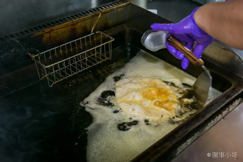 宜蘭羅東交流道美食小吃-林場三星蔥炸蛋蔥油餅還可以包香腸包雞腿捲？單面煎炸獨特手法讓蔥油餅外酥內Q口感100分！羅東五結美食大推薦 @圍事小哥的幸福相框