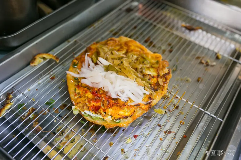 宜蘭羅東交流道美食小吃-林場三星蔥炸蛋蔥油餅還可以包香腸包雞腿捲？單面煎炸獨特手法讓蔥油餅外酥內Q口感100分！羅東五結美食大推薦 @圍事小哥的幸福相框