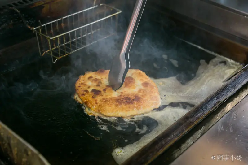 宜蘭羅東交流道美食小吃-林場三星蔥炸蛋蔥油餅還可以包香腸包雞腿捲？單面煎炸獨特手法讓蔥油餅外酥內Q口感100分！羅東五結美食大推薦 @圍事小哥的幸福相框