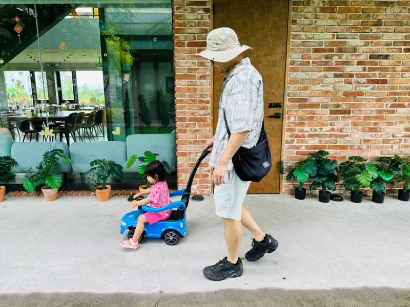 【寗夏時光】宜蘭冬山超人氣親子民宿｜電動車、戲水池、遊戲區一