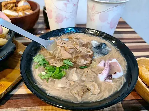 捷運中和站親民美食“賴桑透抽蚵仔麵線-中和店” 超滿足大爆滿