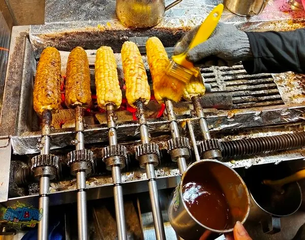 嘉義朴子市美食【家香味碳烤玉米】朴子夜市超人氣排隊烤玉米！就