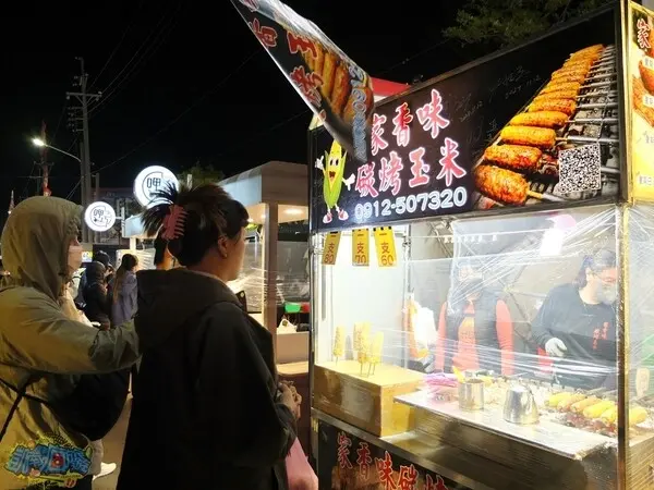 嘉義朴子市美食【家香味碳烤玉米】朴子夜市超人氣排隊烤玉米！就