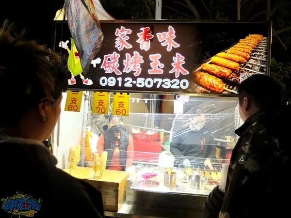 嘉義朴子市美食【家香味碳烤玉米】朴子夜市超人氣排隊烤玉米！就