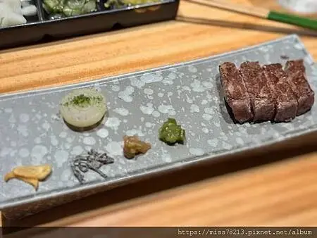 和牛控請注意!王品集團旗下頂級「阪前和牛鐵板燒」日本A5黑毛和牛 蒜頭和牛炒飯好好吃ㄟ!