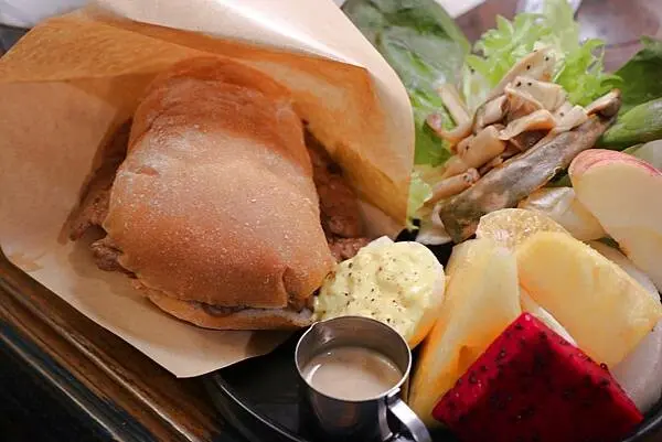 【台南東區】134巷女巫的插畫和早午餐～像闖進愛麗絲夢遊仙境