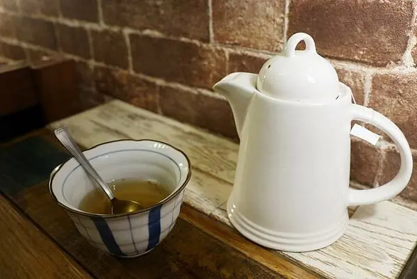 【台南東區】134巷女巫的插畫和早午餐～像闖進愛麗絲夢遊仙境