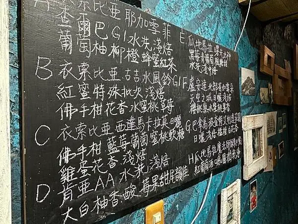 【台南東區】134巷女巫的插畫和早午餐～像闖進愛麗絲夢遊仙境