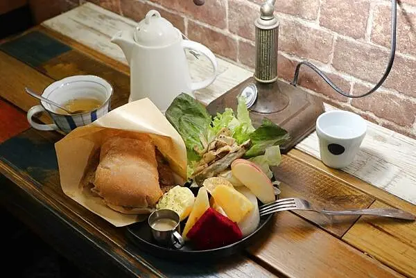 【台南東區】134巷女巫的插畫和早午餐～像闖進愛麗絲夢遊仙境