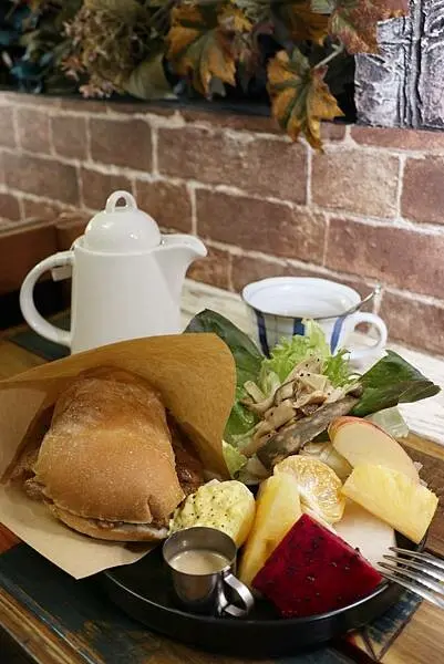 【台南東區】134巷女巫的插畫和早午餐～像闖進愛麗絲夢遊仙境