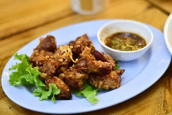 【高雄美食】送噹夜市餐廳～鹽埕區很不一樣的泰北料理，不論用餐