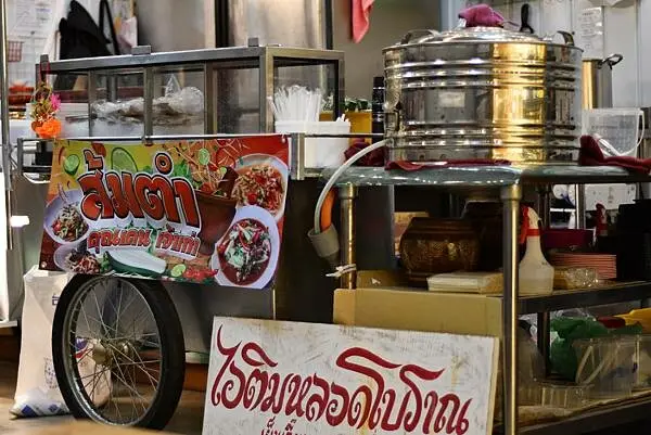 【高雄美食】送噹夜市餐廳～鹽埕區很不一樣的泰北料理，不論用餐