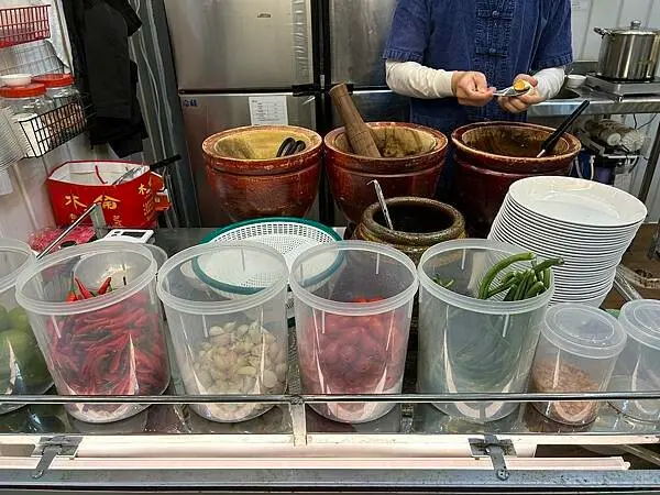 【高雄美食】送噹夜市餐廳～鹽埕區很不一樣的泰北料理，不論用餐