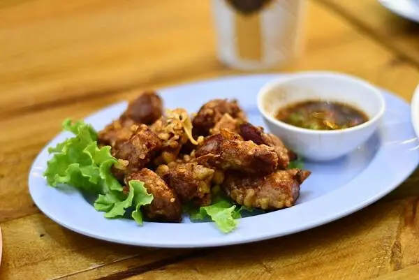 【高雄美食】送噹夜市餐廳～鹽埕區很不一樣的泰北料理，不論用餐