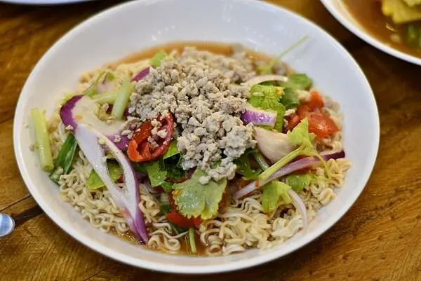 【高雄美食】送噹夜市餐廳～鹽埕區很不一樣的泰北料理，不論用餐