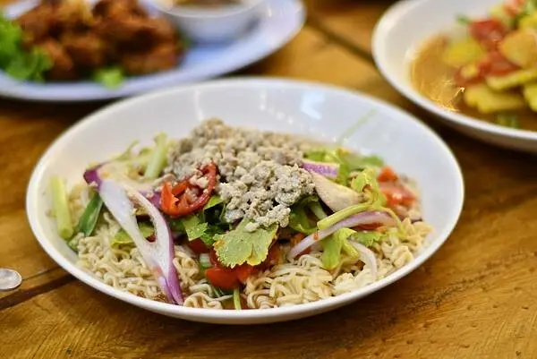 【高雄美食】送噹夜市餐廳～鹽埕區很不一樣的泰北料理，不論用餐