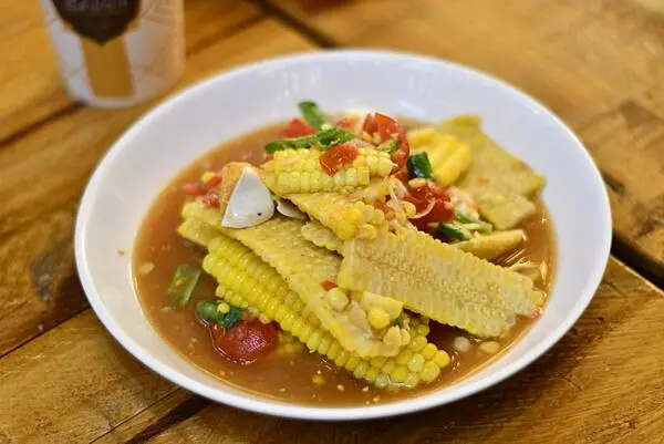 【高雄美食】送噹夜市餐廳～鹽埕區很不一樣的泰北料理，不論用餐