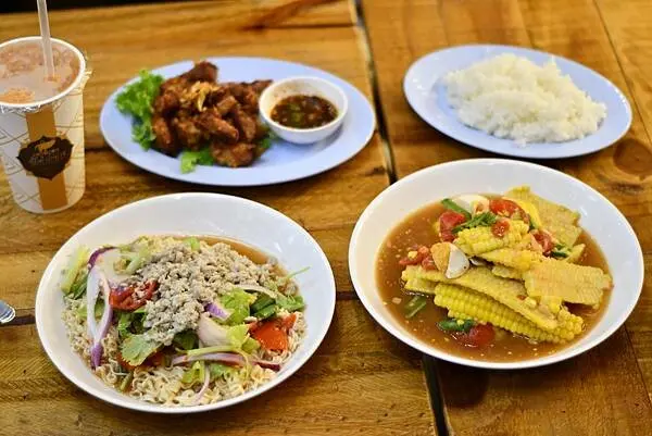 【高雄美食】送噹夜市餐廳～鹽埕區很不一樣的泰北料理，不論用餐