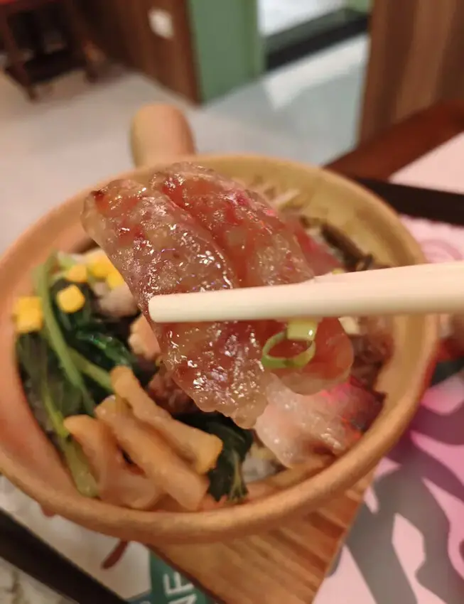 板橋也有這一鍋港味靚爆鏡｜龍囍茶檔亞東店 港式煲仔飯推薦