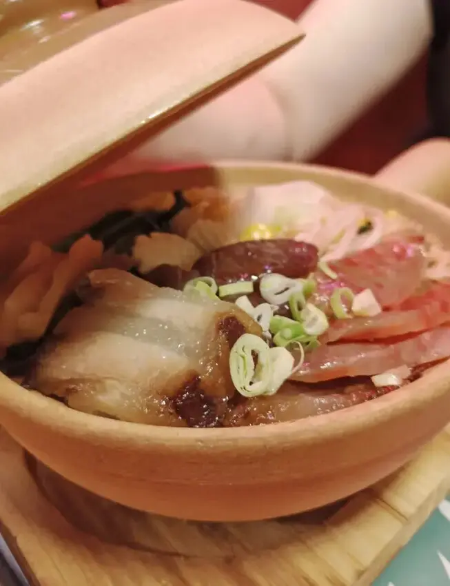 板橋也有這一鍋港味靚爆鏡｜龍囍茶檔亞東店 港式煲仔飯推薦