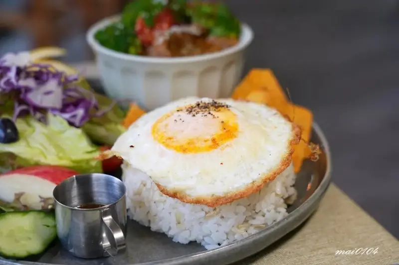 桃園平鎮美食｜鹿途咖啡LU•TU～充滿綠色植栽的早午餐、義大