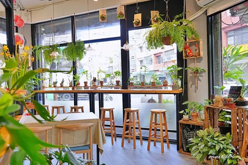 桃園平鎮美食｜鹿途咖啡LU•TU～充滿綠色植栽的早午餐、義大