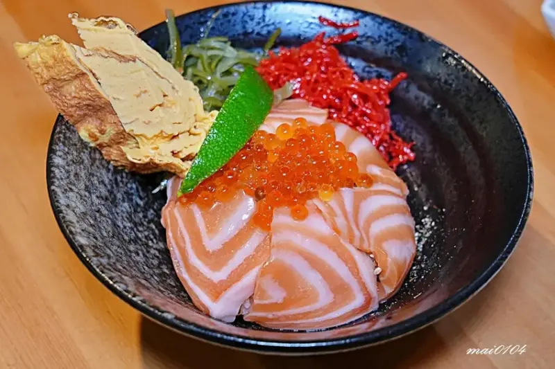 沒有招牌、隱藏在市場裡的日式料理，料多味美的味增湯免費喝到飽